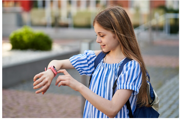 fille utilisant sa montre connectée